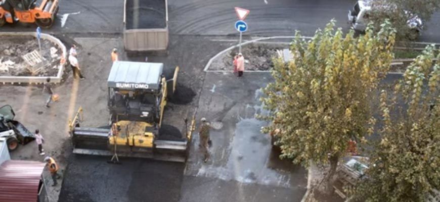 Перенёс девочку через асфальт